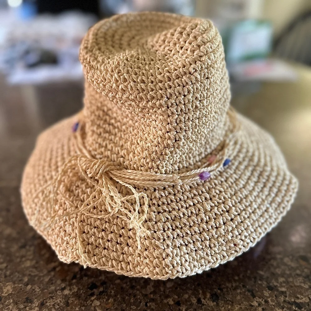 WOMENS PAPER BRAID SUN HAT. NEW CONDITION. STRING BEADS. 3” BRIM. SIZE S/M